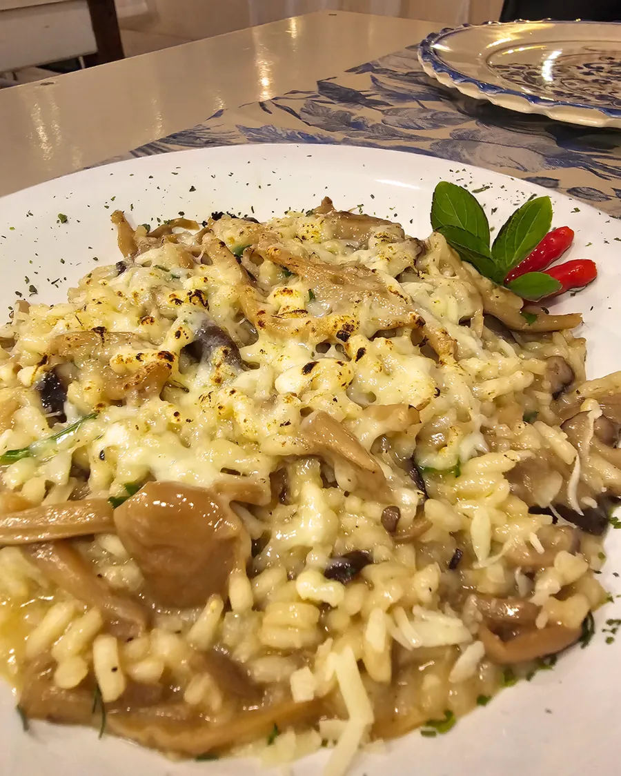 Rubro e Marfim: risoto cremoso de cogumelos com parmesão gratinado e pimentinhas vermelhas