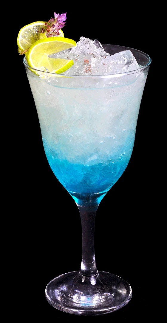 Drink Encantado: taça com gelo picado em degradê do branco ao azul, com limão e flor de lavanda